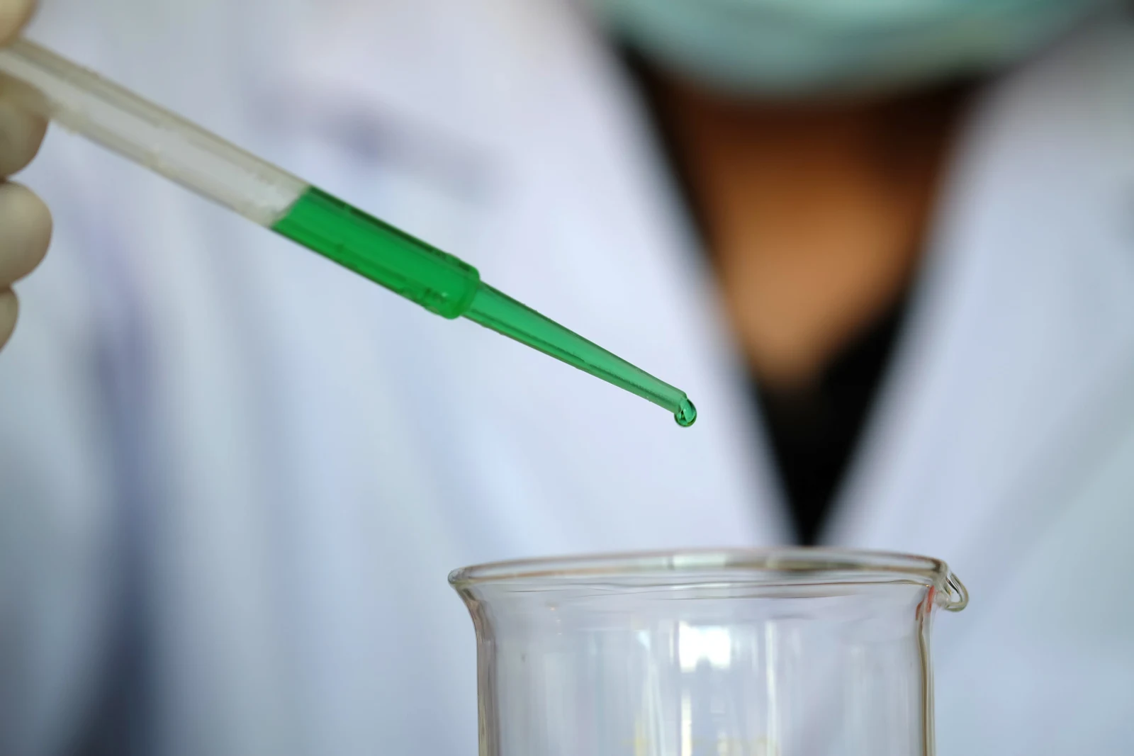 Savunma Sanayinde Floresan Penetrant Muayene Nedir? Neden Kritik Öneme Sahiptir